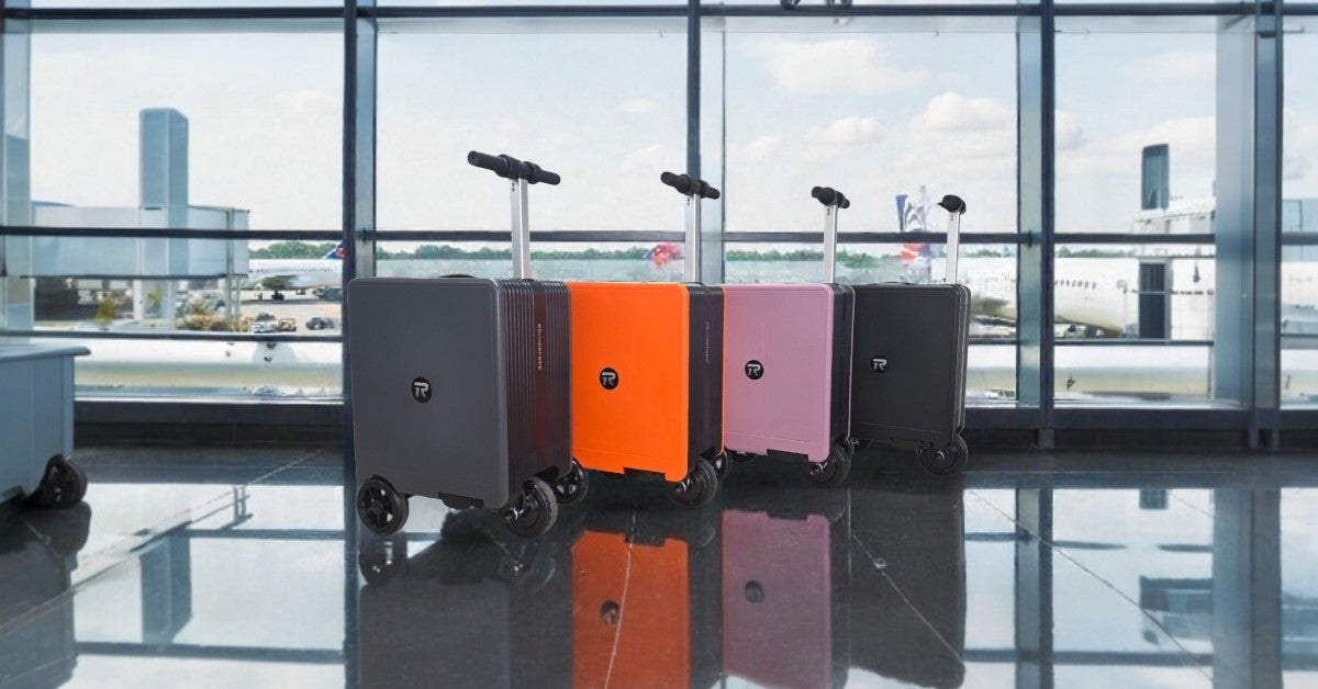 Четири скутер-куфара в летищен терминал пред големи прозорци – тъмно сив, оранжев, розов и черен.