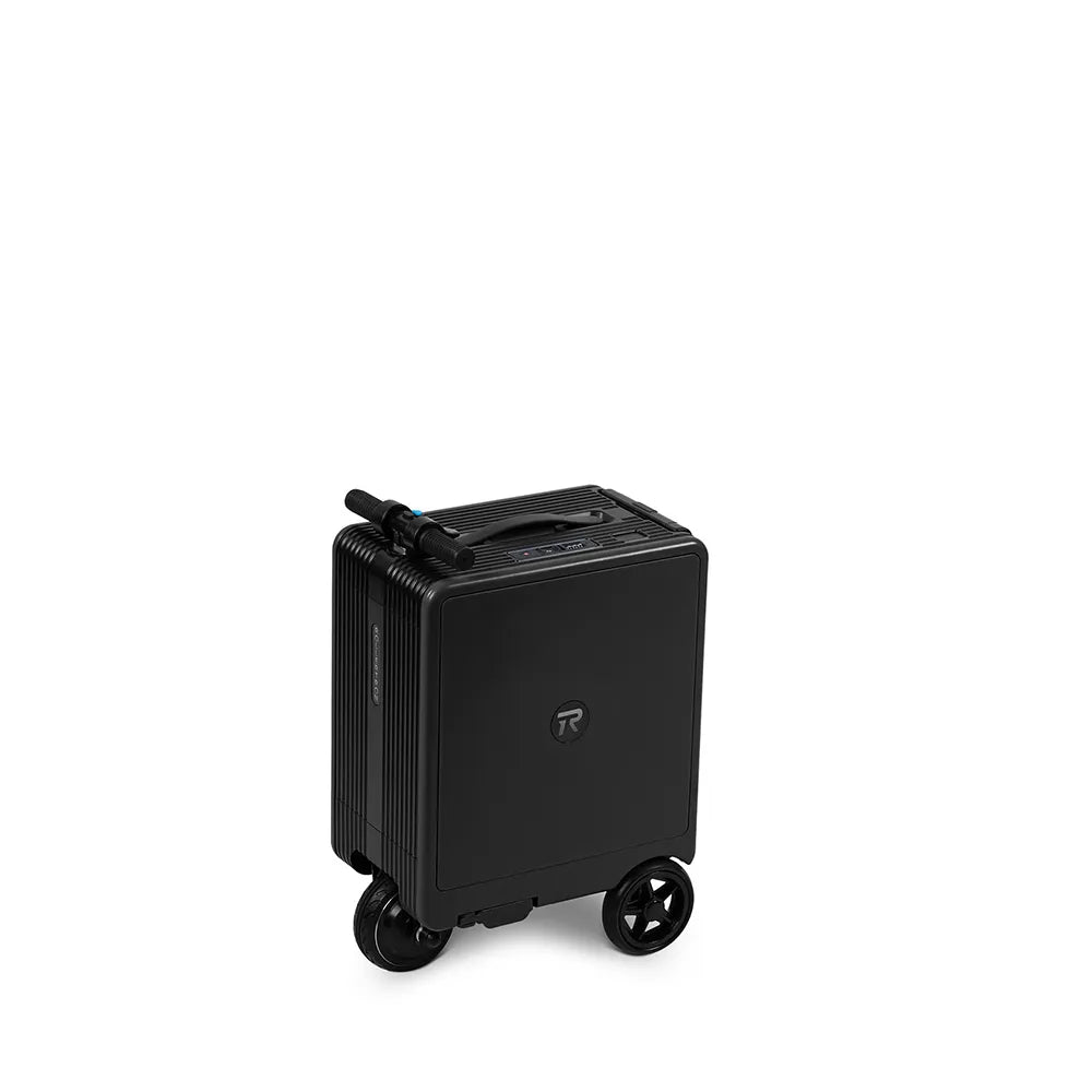 Колаж с четири изгледа на черен скутер-куфар: сгънато кормило, изправено кормило, изтеглена дръжка и отворено отделение.