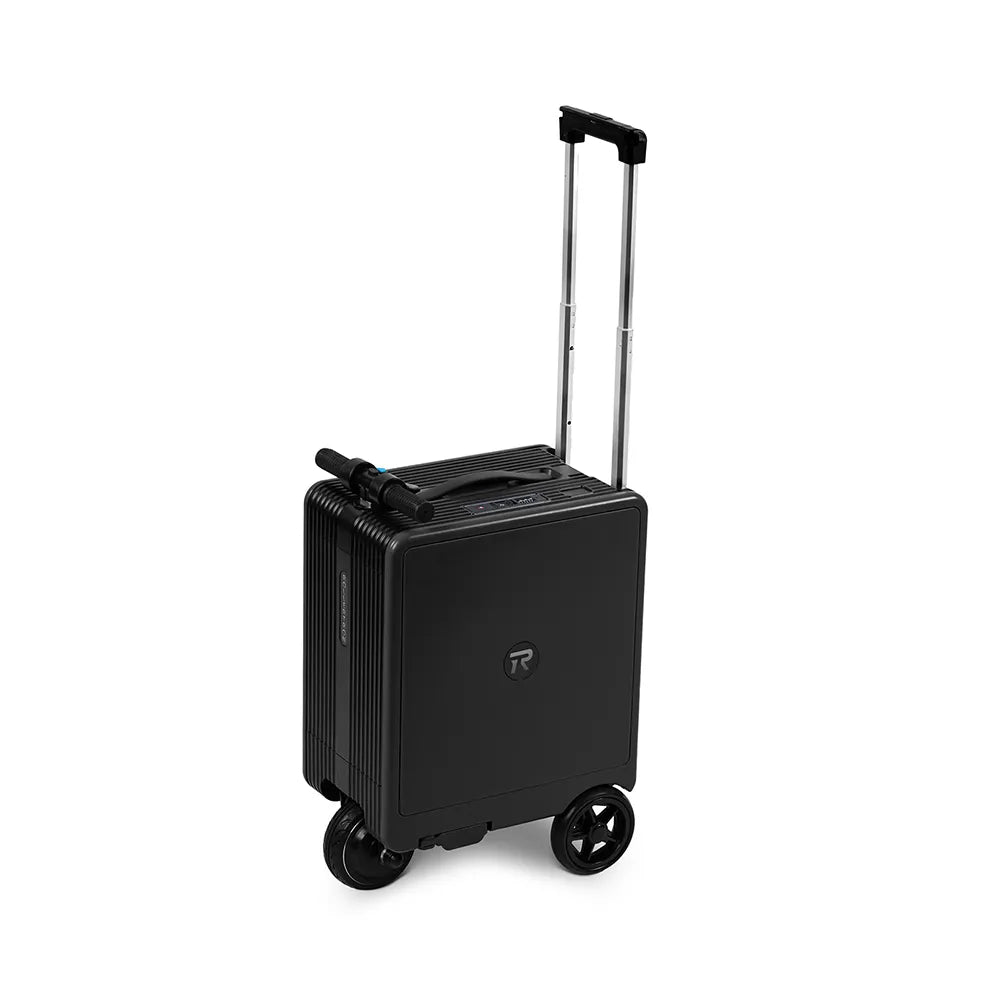 Черен скутер-куфар, затворен, със сгънато кормило отгоре, изглед отпред под ъгъл.