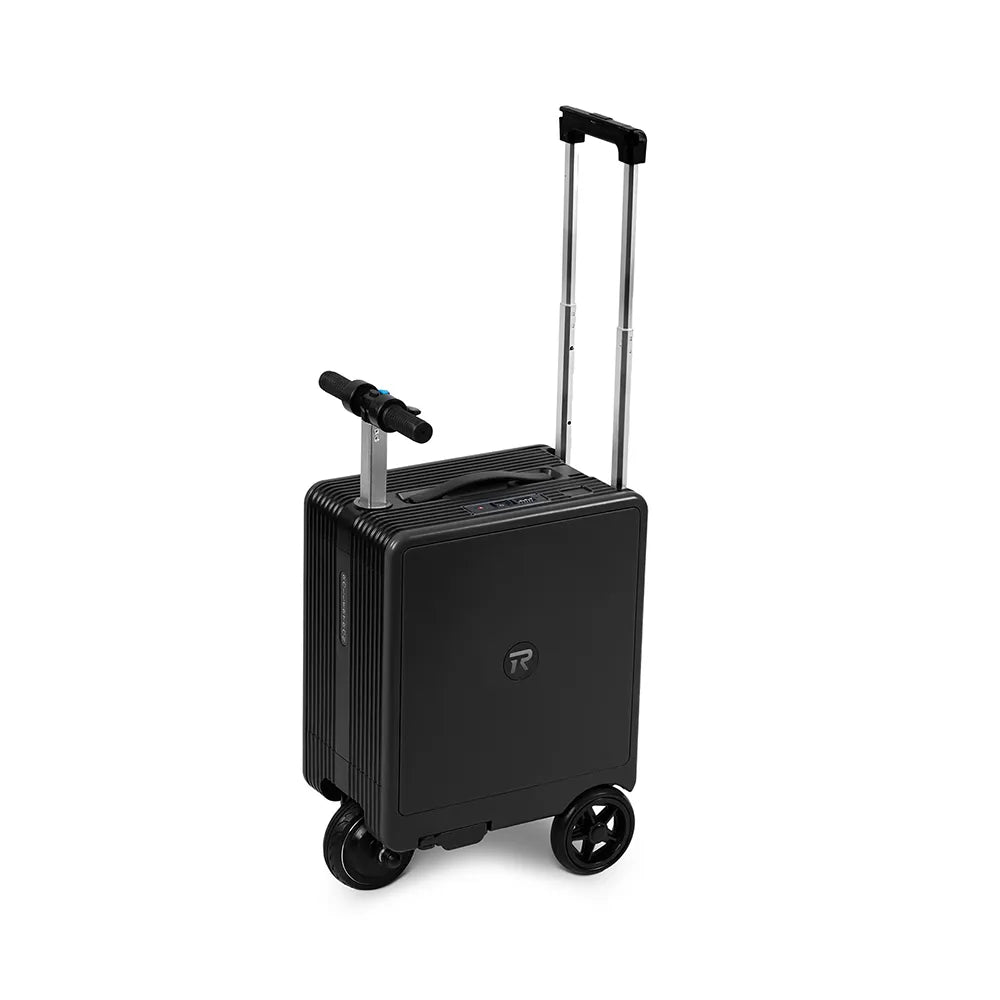 Черен скутер-куфар с изправено кормило, затворен преден панел, изглед под ъгъл.