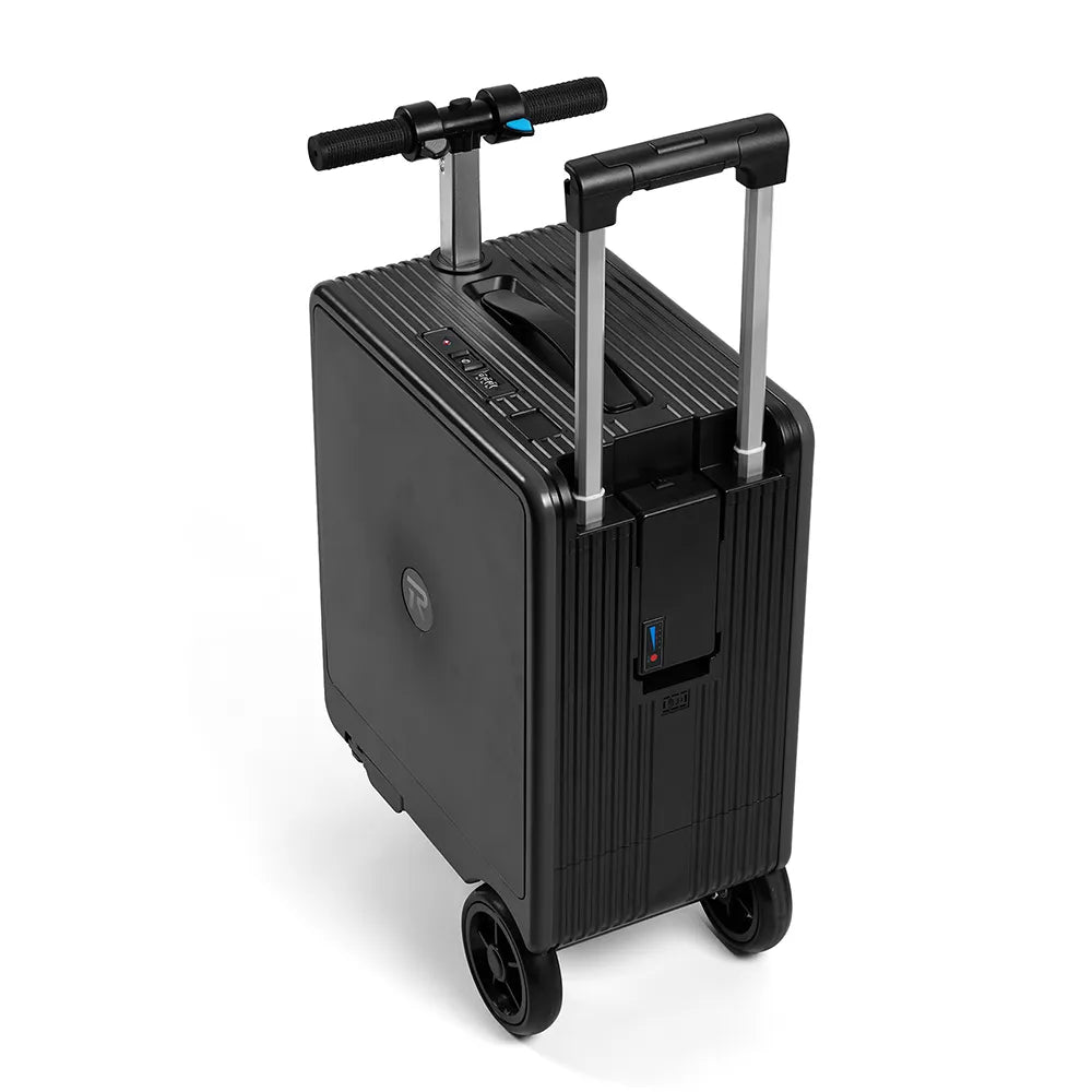 Близък план на черен скутер-куфар с отворено предно отделение, видима подплата и преден капак.