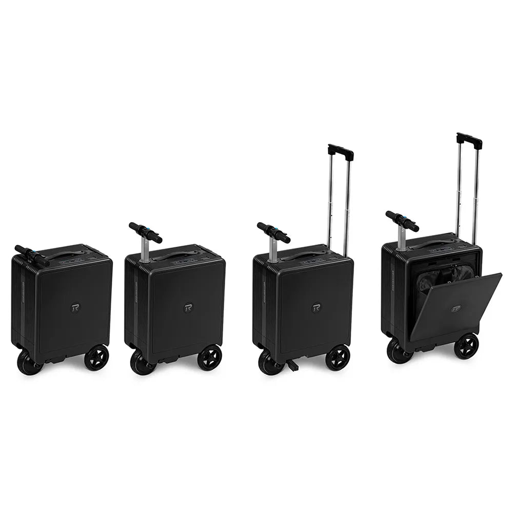 Заден изглед под ъгъл на черен скутер-куфар с видими колела, изправено кормило и телескопична дръжка.