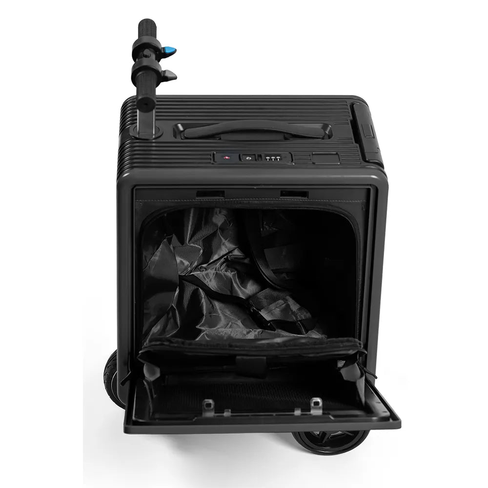 Черен скутер-куфар с отворена предна вратичка и видимо вътрешно отделение, изправено кормило и изтеглена телескопична дръжка.