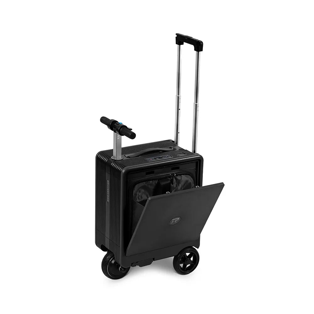 Черен скутер-куфар с изправено кормило, изтеглена телескопична дръжка и спусната стойка.