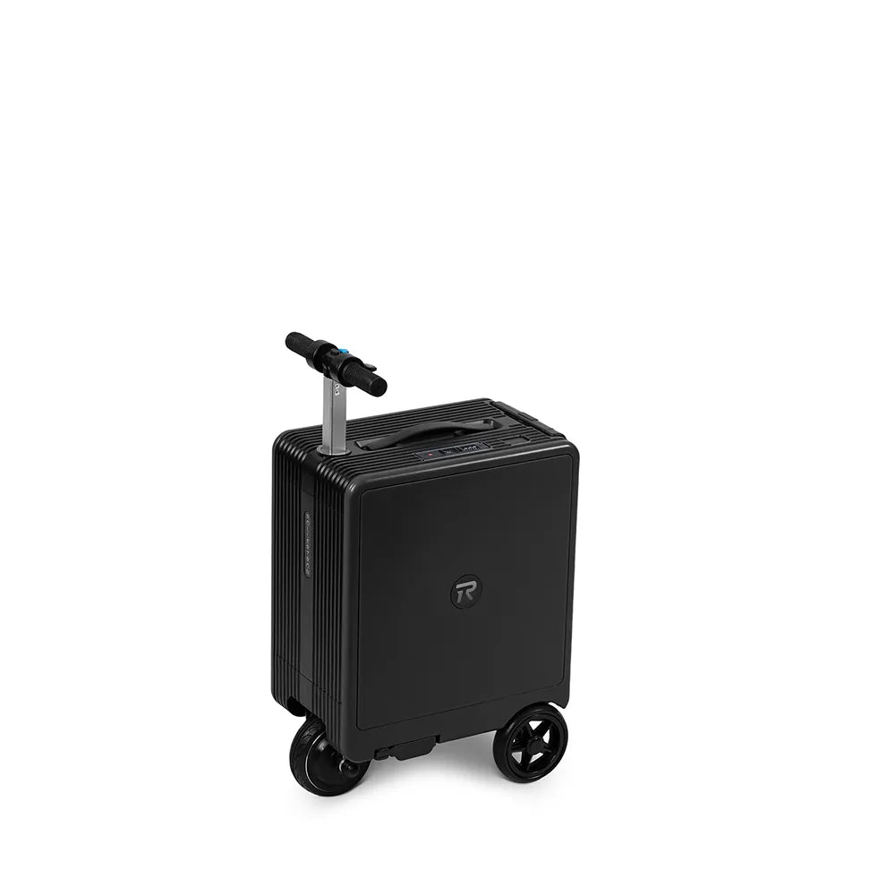 Черен скутер-куфар със сгънато кормило и изтеглена телескопична дръжка, затворен преден панел.