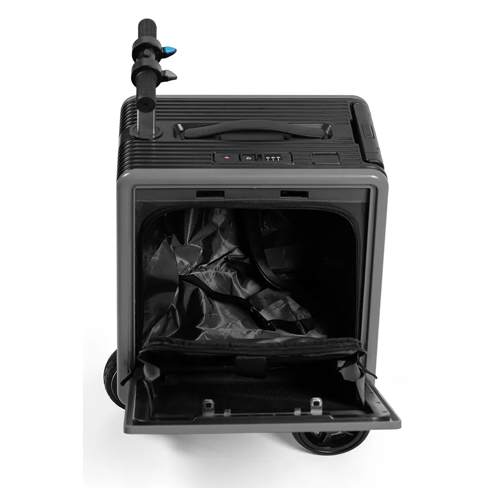 Близък план на тъмно сив скутер-куфар с отворено предно отделение, видима подплата и преден капак.