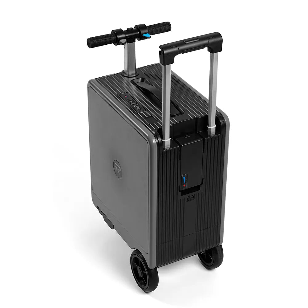 Заден изглед под ъгъл на тъмно сив скутер-куфар с видими колела, изправено кормило и телескопична дръжка.