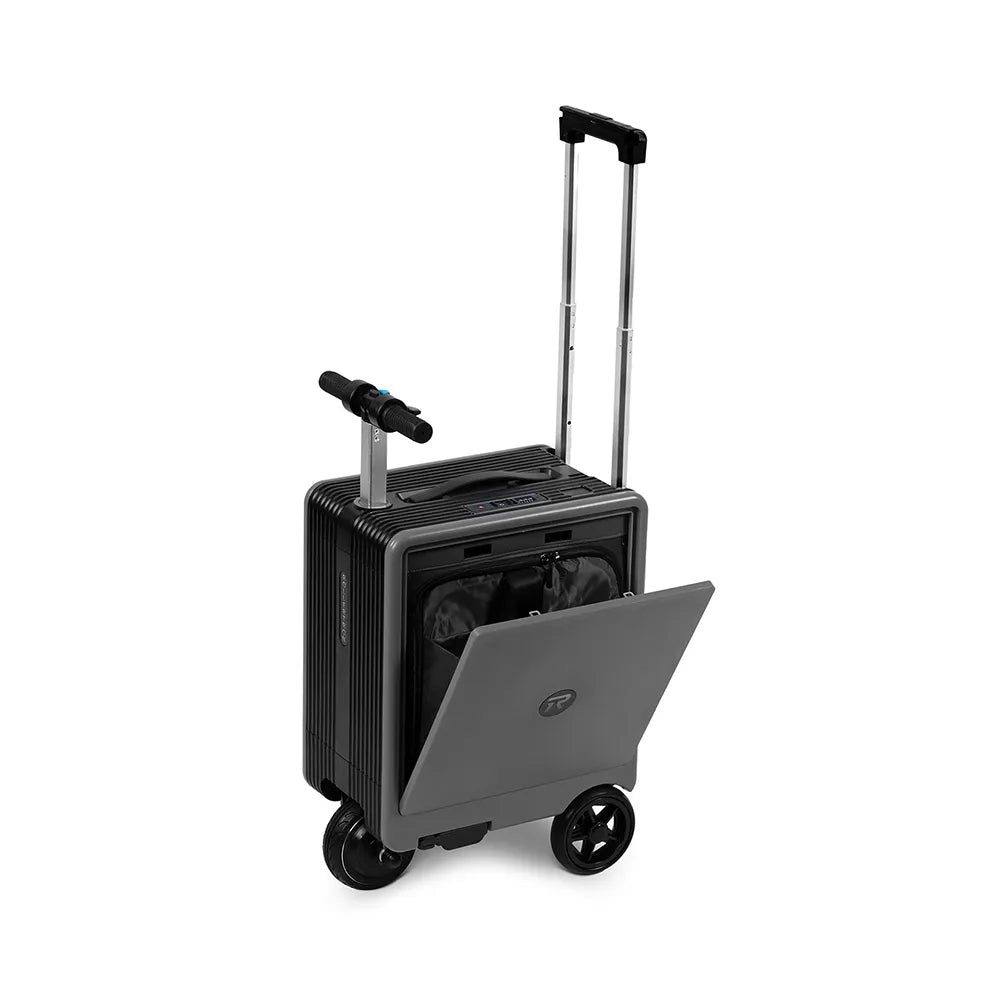 Тъмно сив скутер-куфар с отворена предна вратичка и видимо вътрешно отделение, изправено кормило и изтеглена телескопична дръжка.