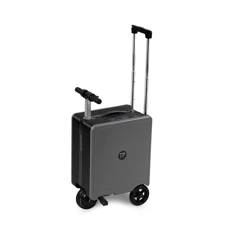 Тъмно сив скутер-куфар с изправено кормило, изтеглена телескопична дръжка и спусната стойка.