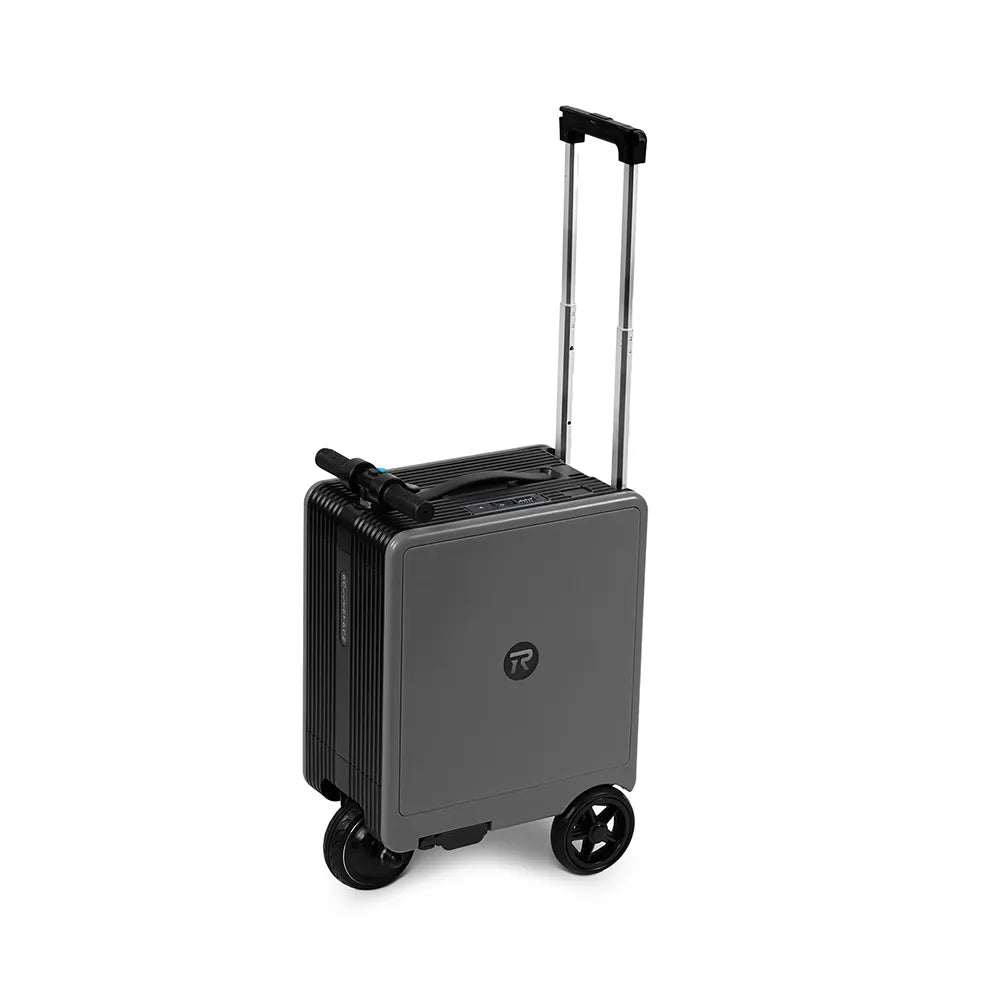 Тъмно сив скутер-куфар със сгънато кормило и изтеглена телескопична дръжка, затворен преден панел.