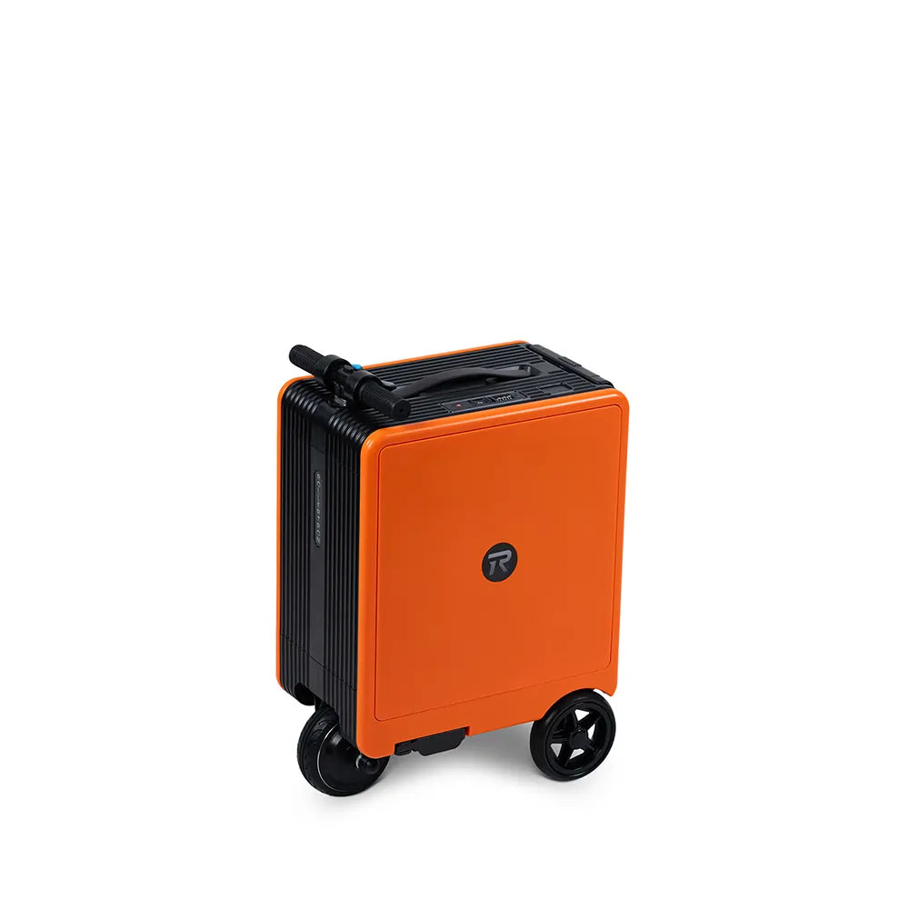 Оранжев скутер-куфар, затворен, със сгънато кормило отгоре, изглед отпред под ъгъл.