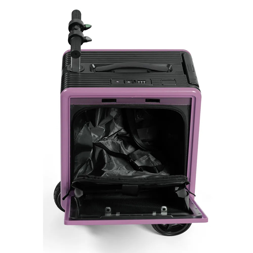 Близък план на Розов скутер-куфар с отворено предно отделение, видима подплата и преден капак.