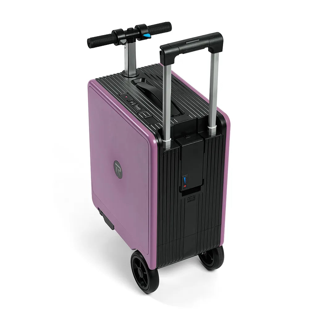 Заден изглед под ъгъл на Розов скутер-куфар с видими колела, изправено кормило и телескопична дръжка.