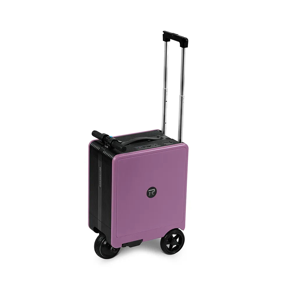 Розов скутер-куфар със сгънато кормило и изтеглена телескопична дръжка, затворен преден панел.