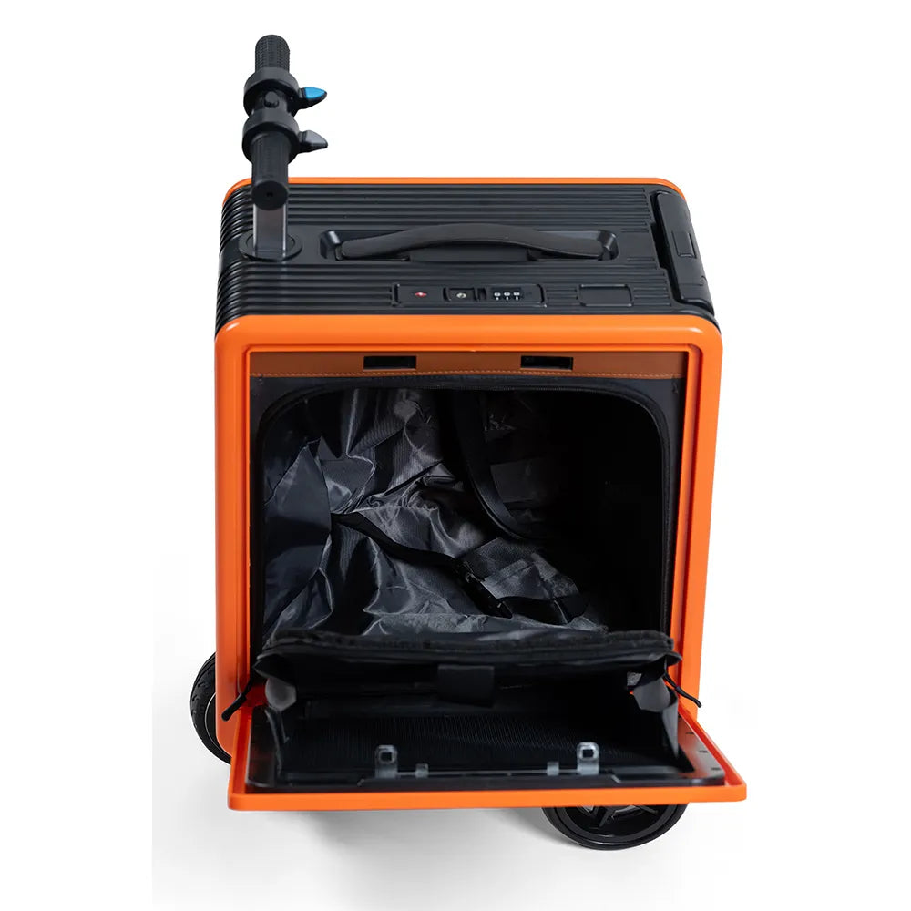 Близък план на оранжев скутер-куфар с отворено предно отделение, видима подплата и преден капак.