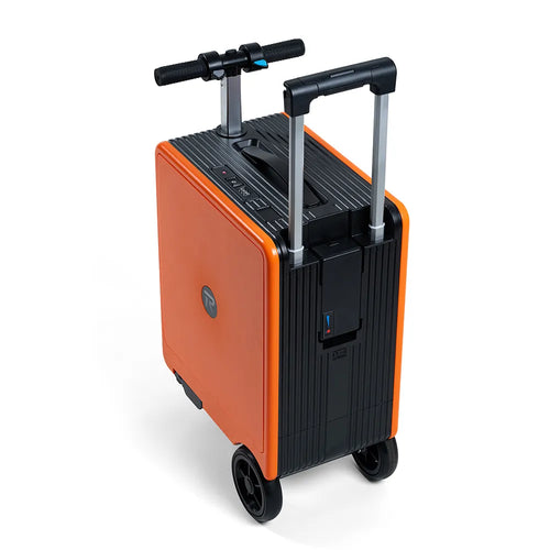 Заден изглед под ъгъл на оранжев скутер-куфар с видими колела, изправено кормило и телескопична дръжка.